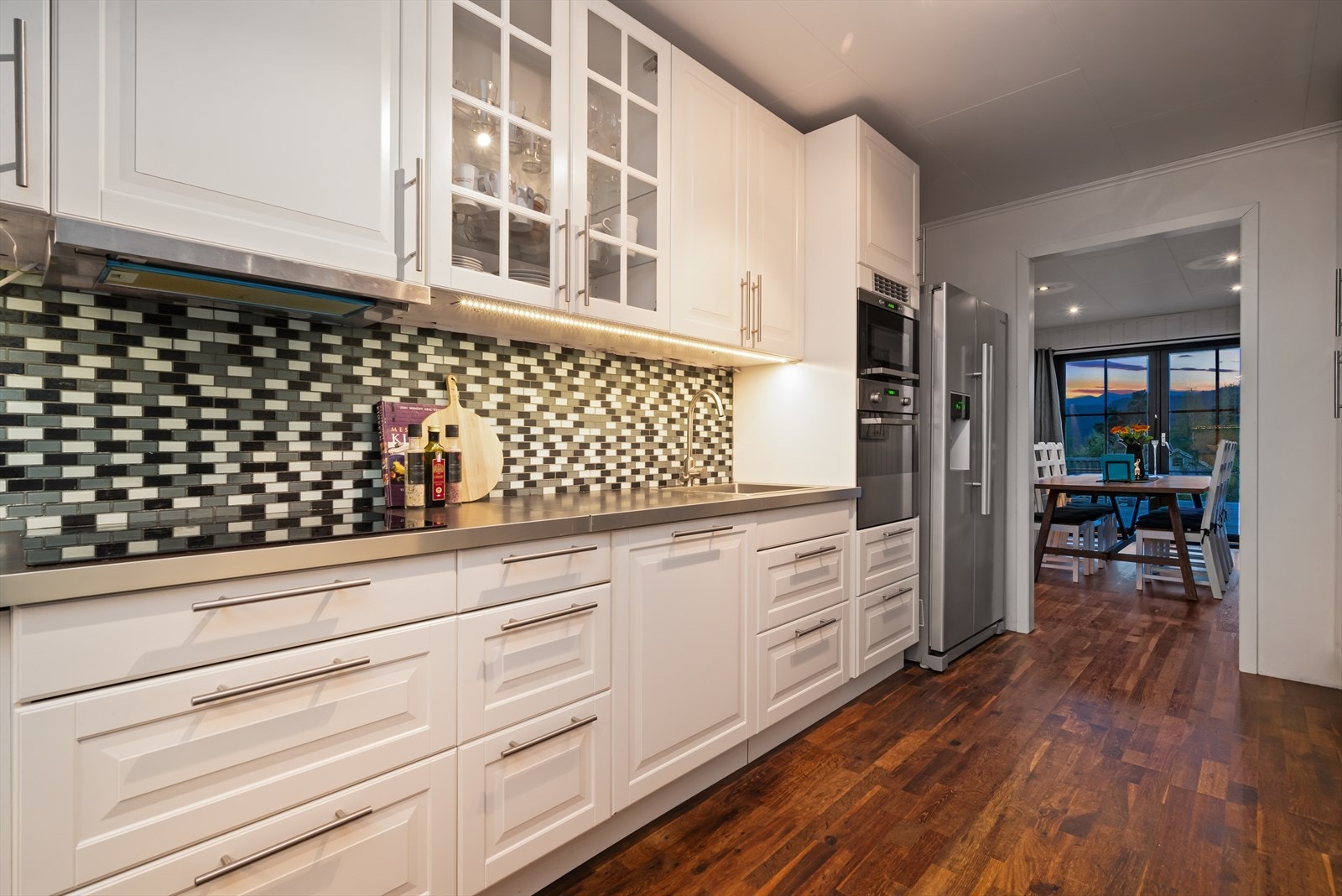 Kjøkkenet har et areal på ca. 12,5 kvm, og ligger i tilknytting spisestuen. Galleribilde