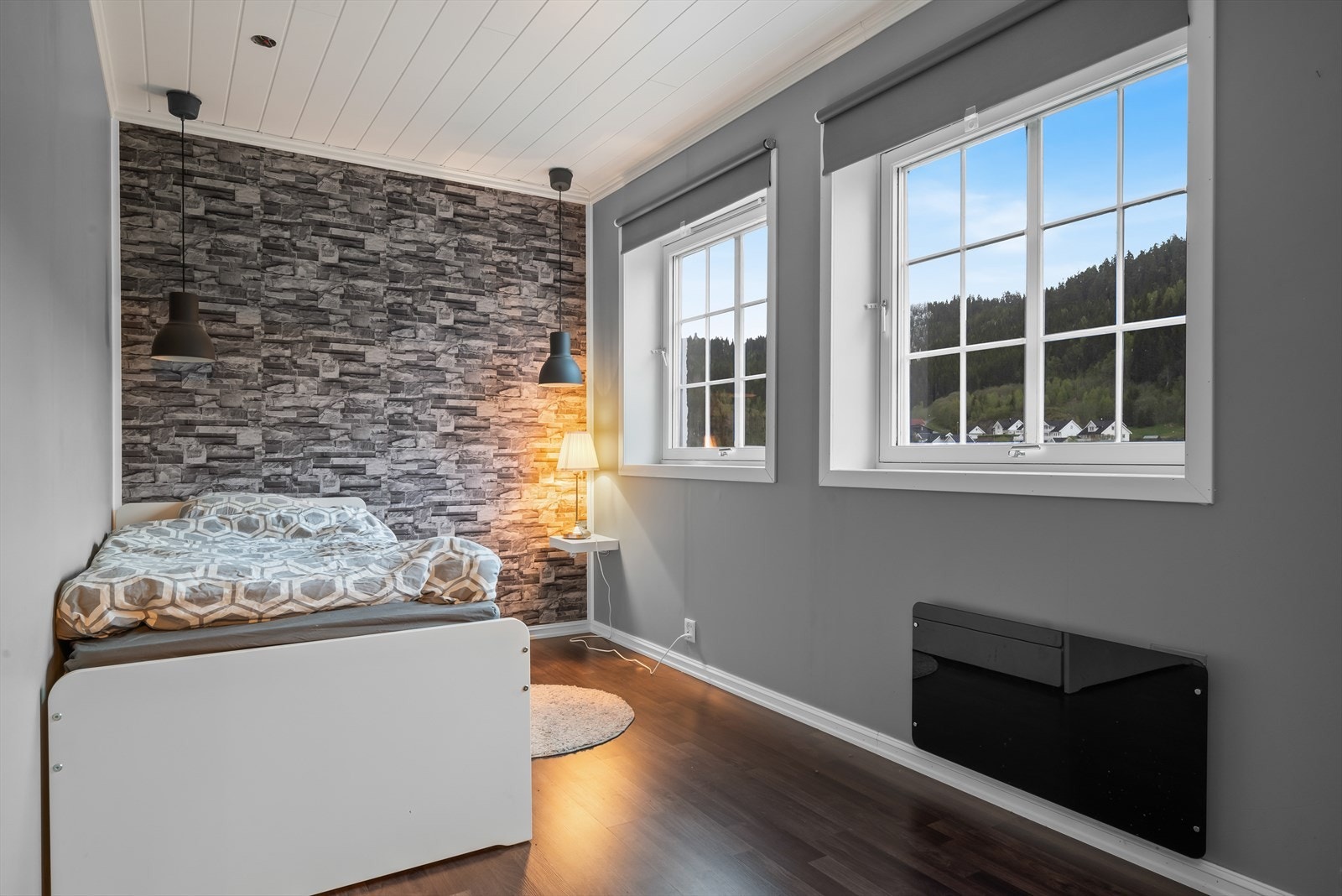 Boligens fjerde soverom ligger i sokkeletasjen, og er på ca. 9 kvm. Galleribilde