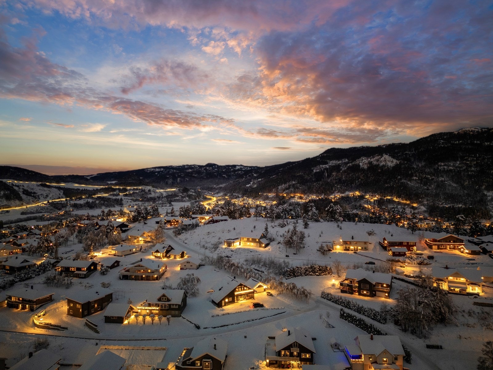 Beliggenheten er attraktiv, i stille og rolige omgivelser med flotte turmuligheter året rundt. Fra eiendommen er det kun ca. 3,3 km til Frøsetmarka skianlegg. Galleribilde
