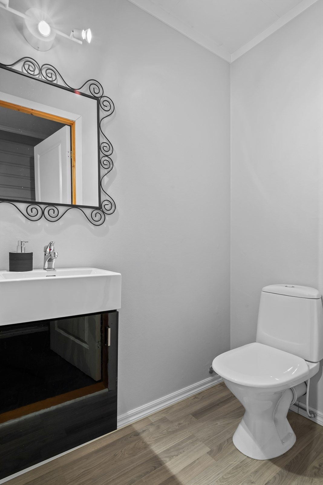 I tilknytting gangen finner man et praktisk gjestetoalett på ca. 2 kvm. Galleribilde