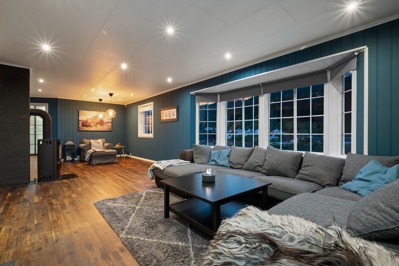 Stuen deles naturlig inn i flere soner, og gir deg god møbleringsfrihet i boligen. Galleribilde