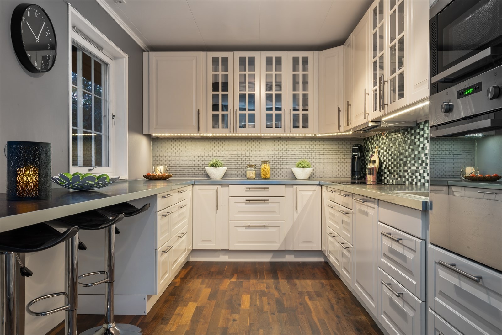 Kjøkkenet har godt med skap- og benkeplass, perfekt for å få god arbeidsflyt! Galleribilde