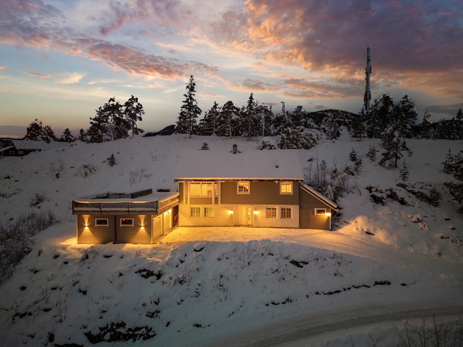 Boligen inneholder bl.a. 4 soverom, 2 stuer, et romslig bad, gjestetoalett og en dobbelgarasje med en stor, solrik takterrasse på tilsammen 112 kvm. Galleribilde