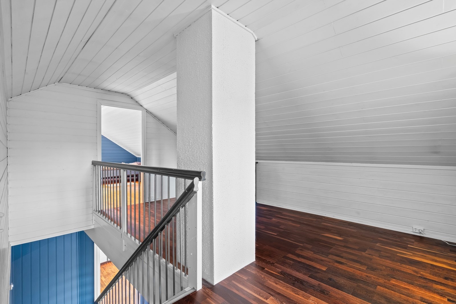 I 2. etasje har man mulighet for en loftstue, som er perfekt som et ekstra oppholdsrom for lek, vennebesøk og avslapning. Galleribilde