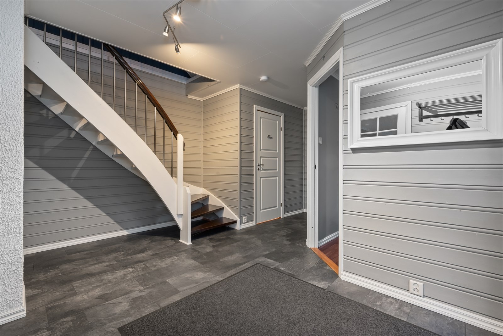 I sokkeletasjen finner man bl.a. soverom, kjellerstue, gang/entrè, gjestetoalett, garderobe og bod. Galleribilde