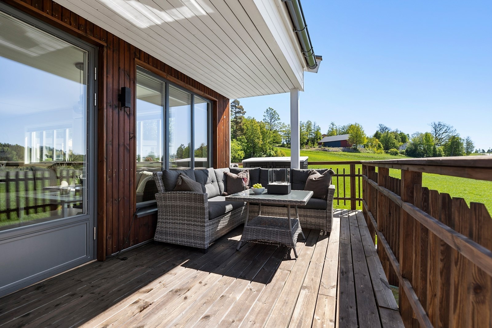 Balkongen er på 21 kvm og har god plass til hagemøbler. Galleribilde