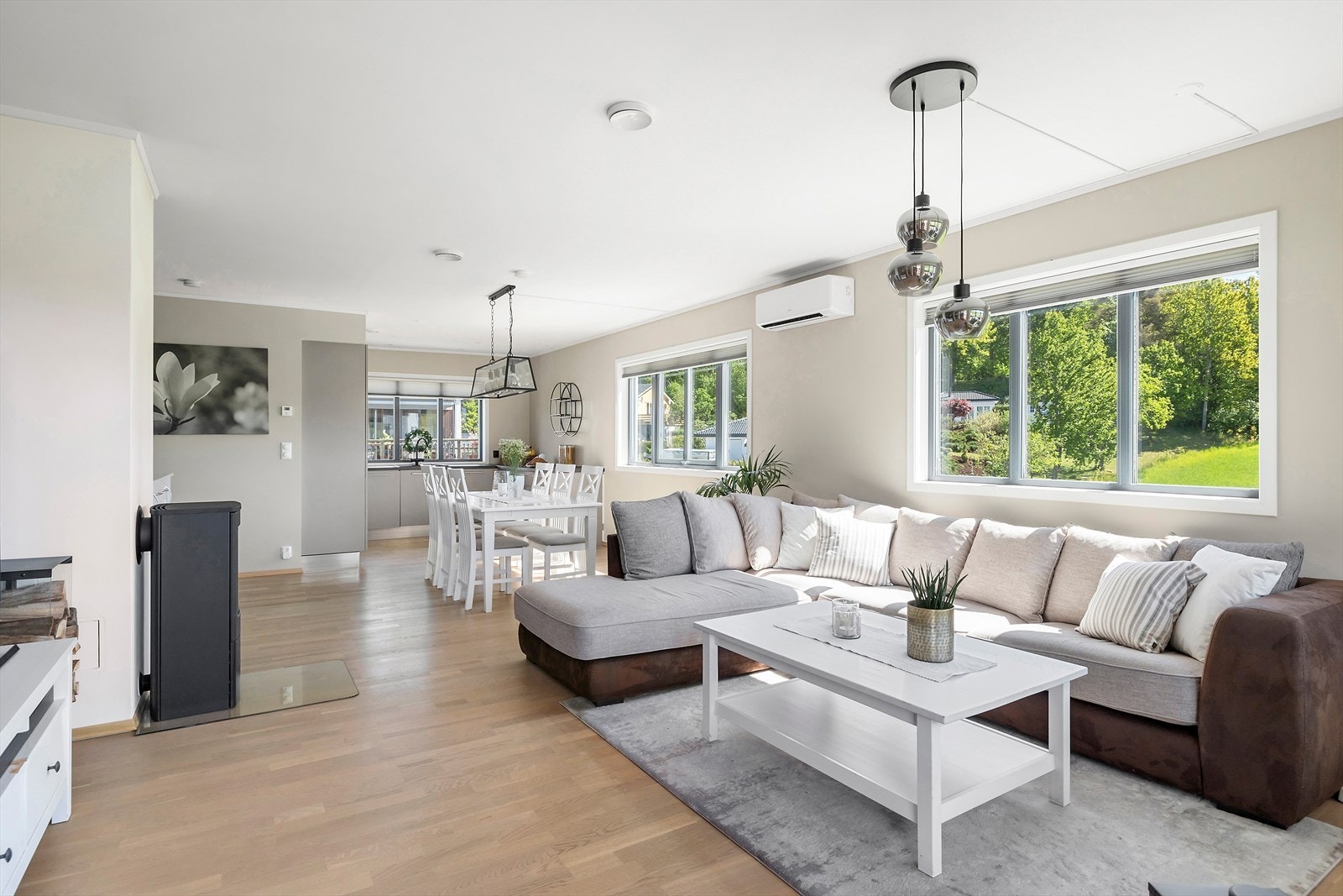 Stuen er i åpen løsning til kjøkken som gir et luftig og åpent preg. Varmepumpen har også airconditionfunksjon. Galleribilde