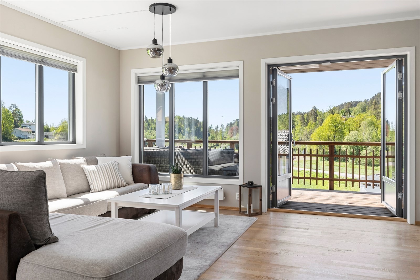 Fra stuen har man stor verandadør ut til balkongen som gir en følelse av forlengelse av stuen. Galleribilde