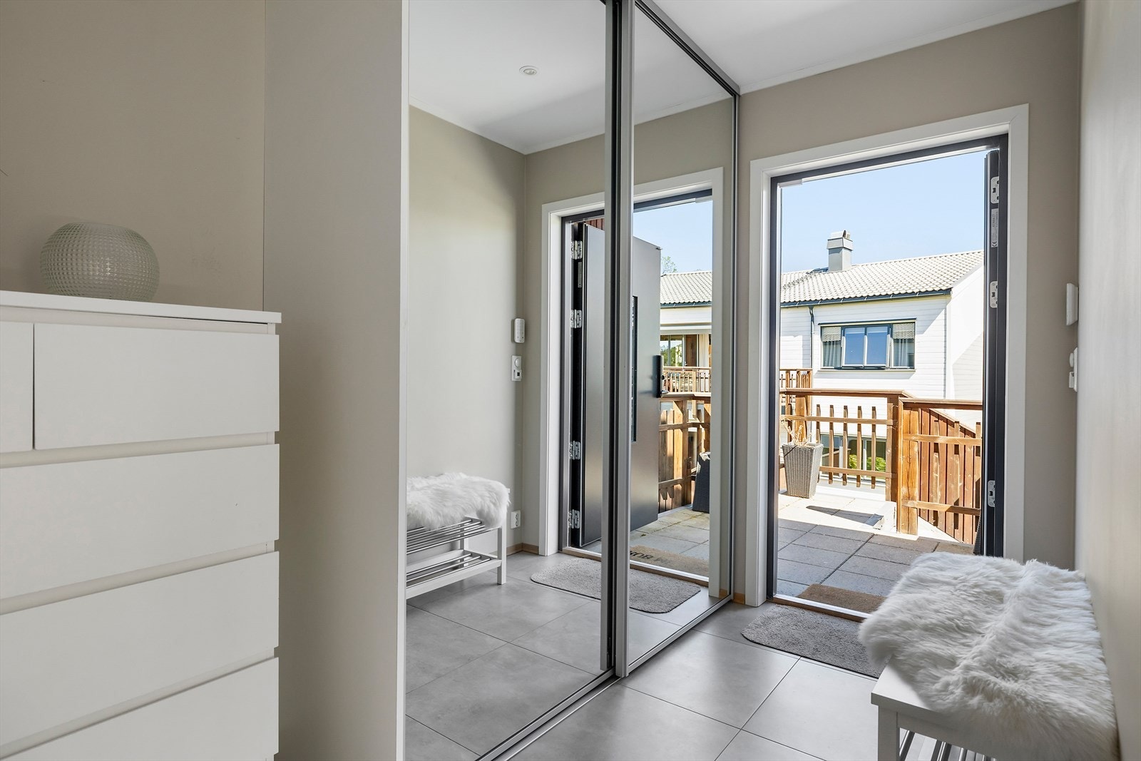 Entreen har god størrelse med garderobeskap, her er det god plass til å henge fra seg yttertøyet. Galleribilde