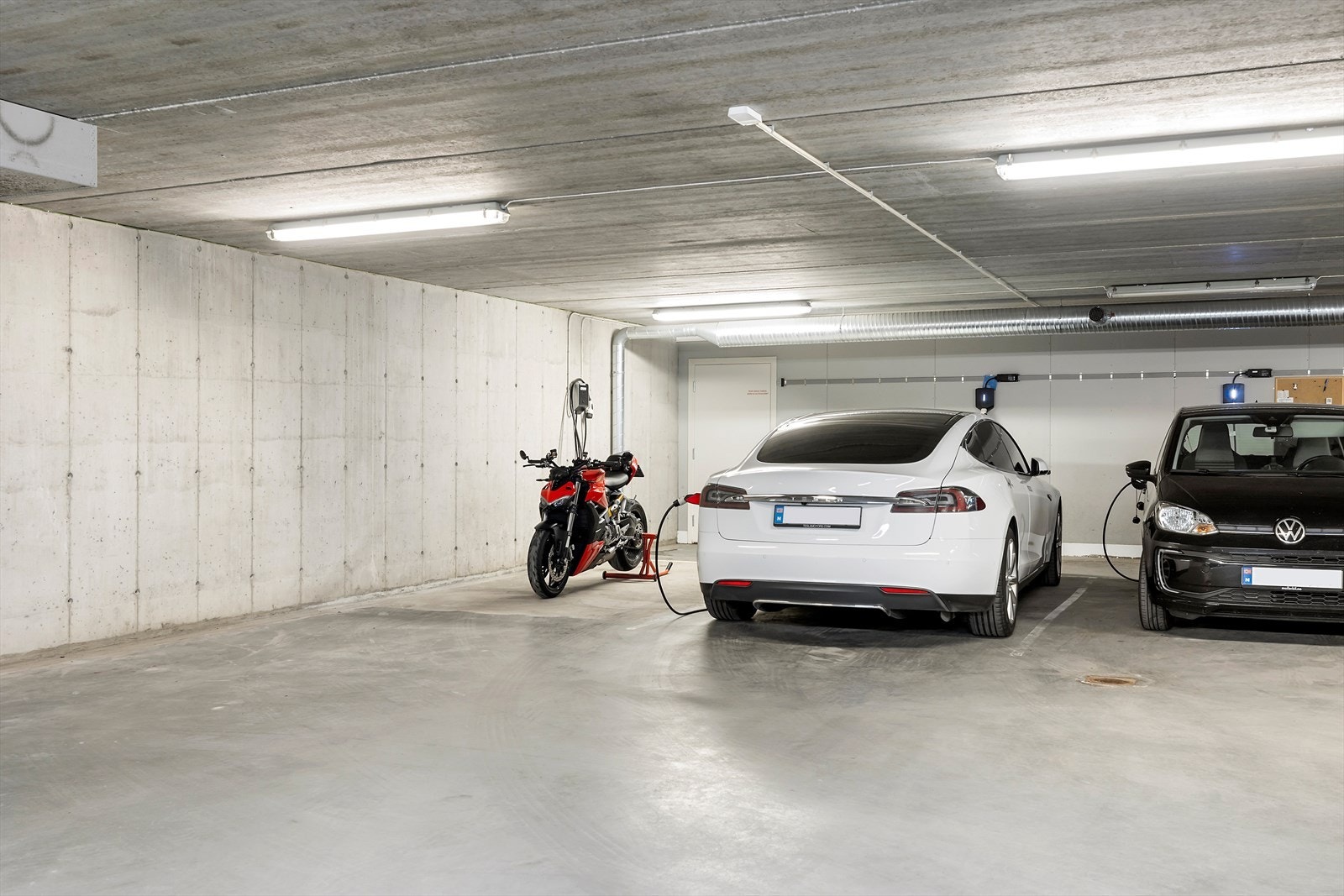 Med leiligheten har man 2 parkeringsplasser i felles garasjekjeller. Den ene plassen har elbil-lader. Galleribilde