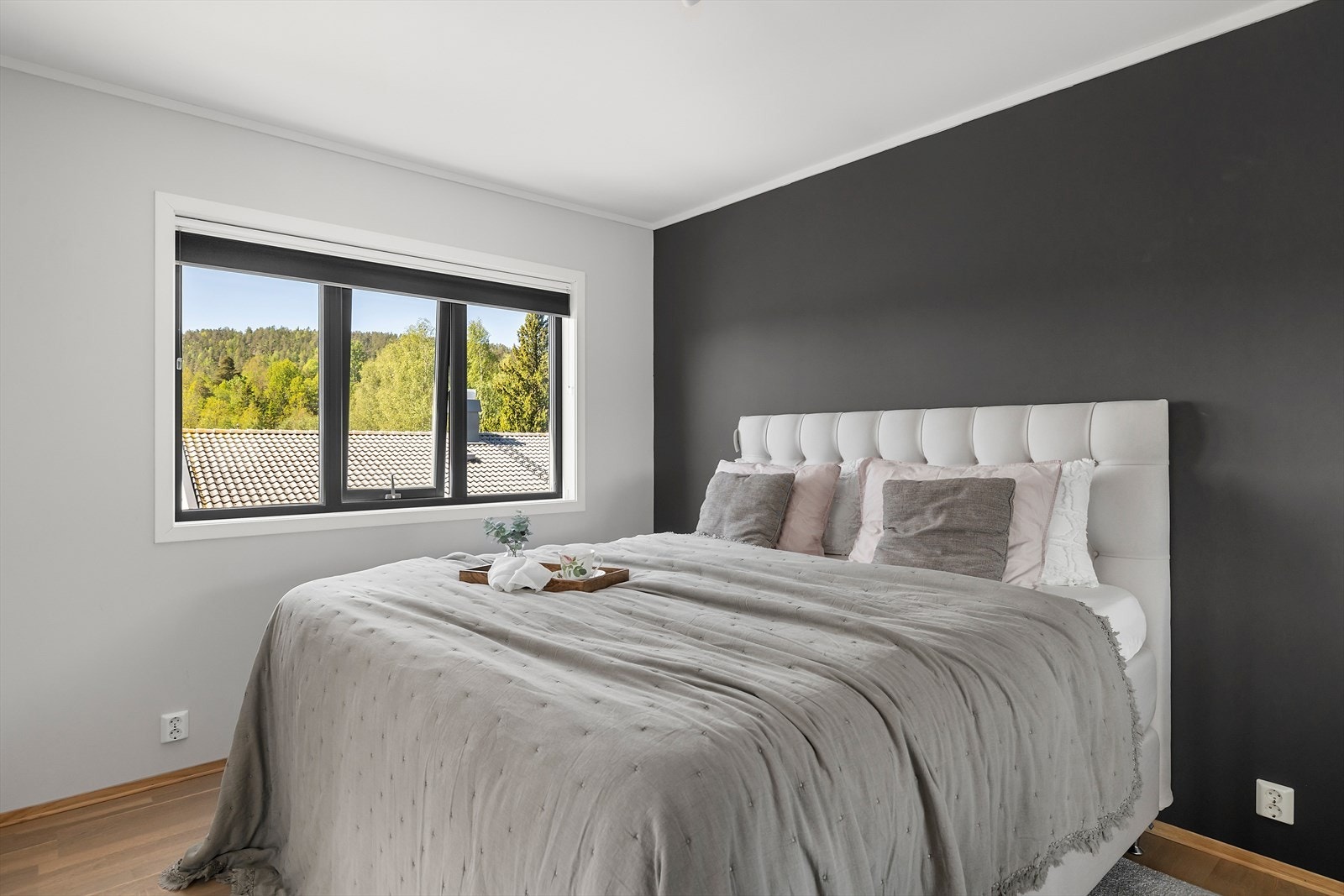 Hovedsoverommet er romslig med god plass til dobbeltseng. Her har man også inngang til walk-inn/bod. Galleribilde