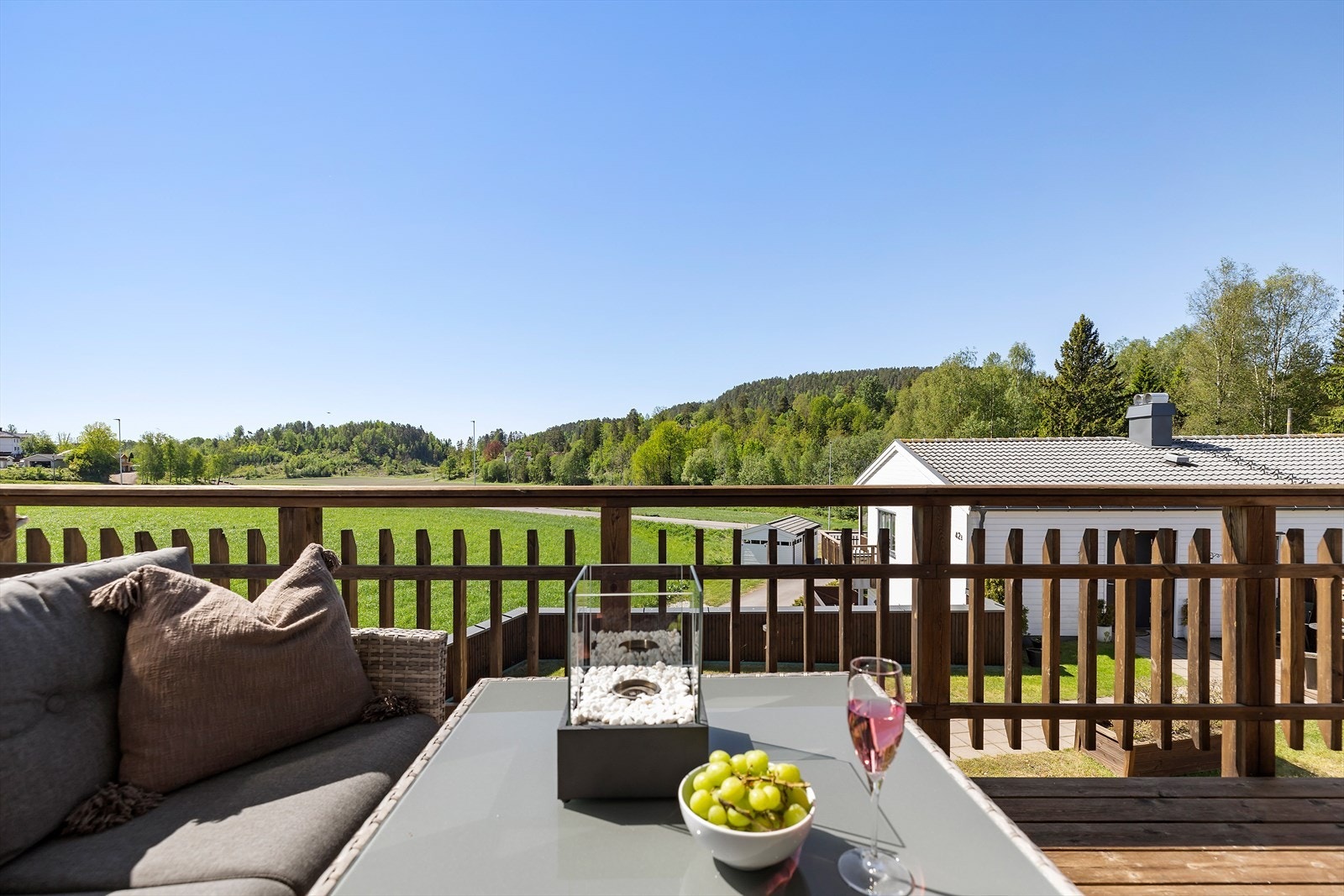 Balkongen er delvis overbygget, så på varme sommerdager er det mulig å trekke seg tilbake i skyggen på balkongen. Galleribilde