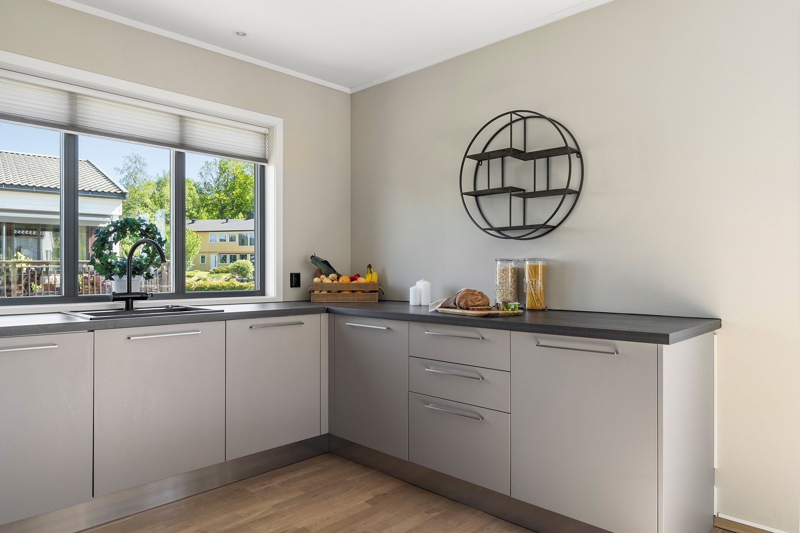 Leiligheten er malt i lyse tidløse farger, på gulvet er det tre-stavs parkett. Galleribilde