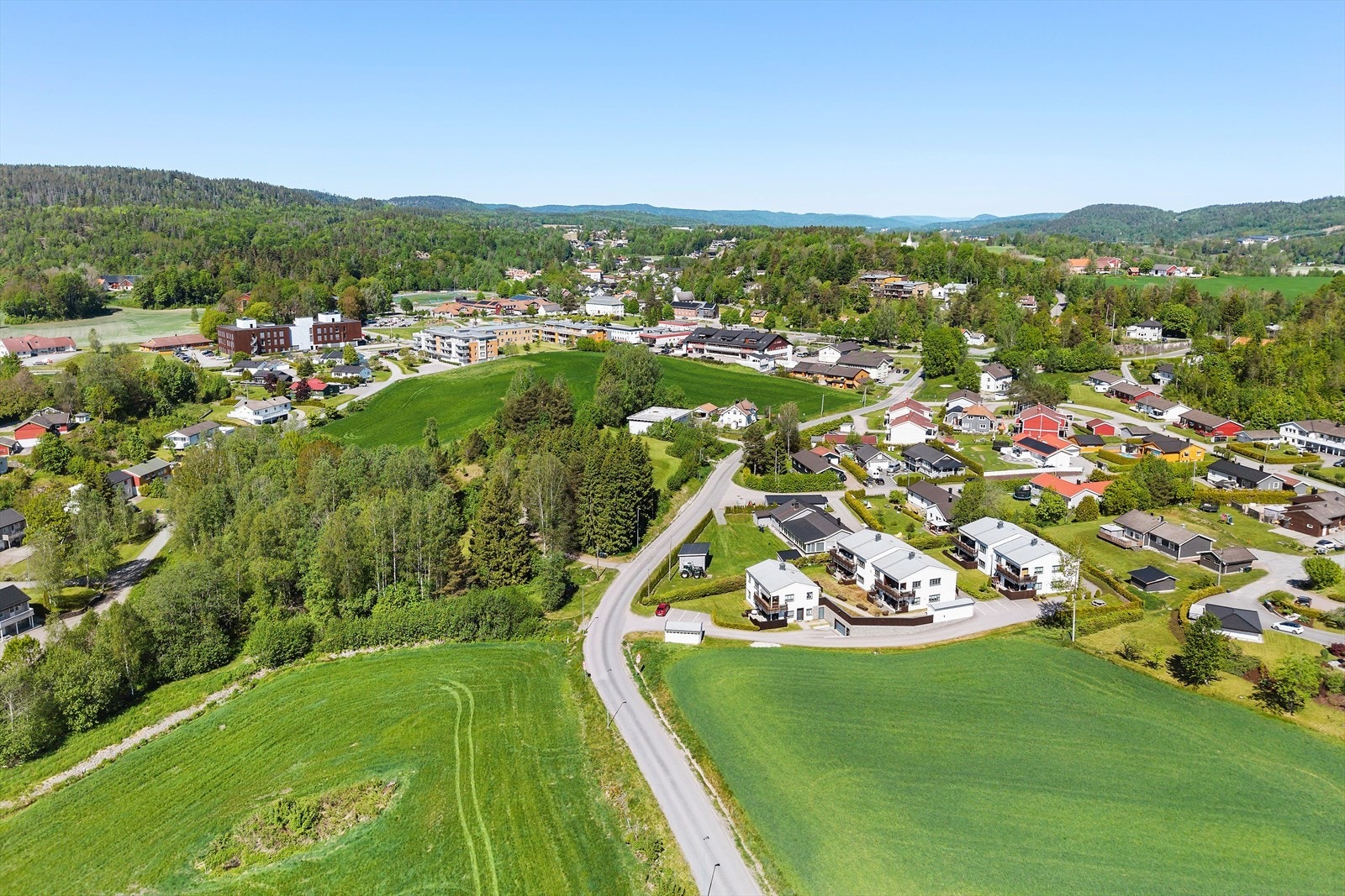 Fra boligen er det ikke langt til flott natur, hvor man kan gå rolige skogsturer eller ta med seg fiskestanga for å prøve fiskelykken. Galleribilde