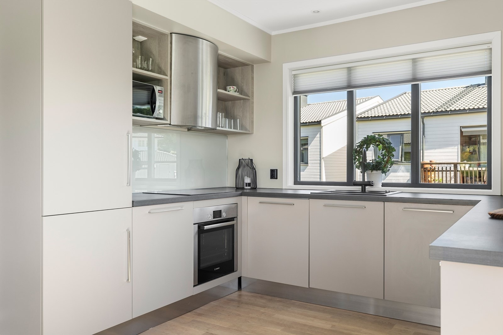 Flott tidløst kjøkken med godt med benk- og skapplass. Galleribilde