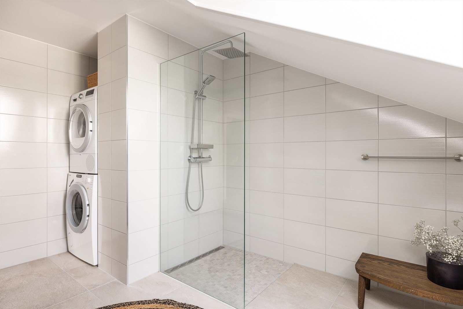 27.11.2025 ble det gitt tillatelse til tiltak uten ansvarsrett for bruksendring av loftsetasjen med godkjent soverom, loftstue og bad/vaskerom. Se salgsoppgave for mer info. Galleribilde