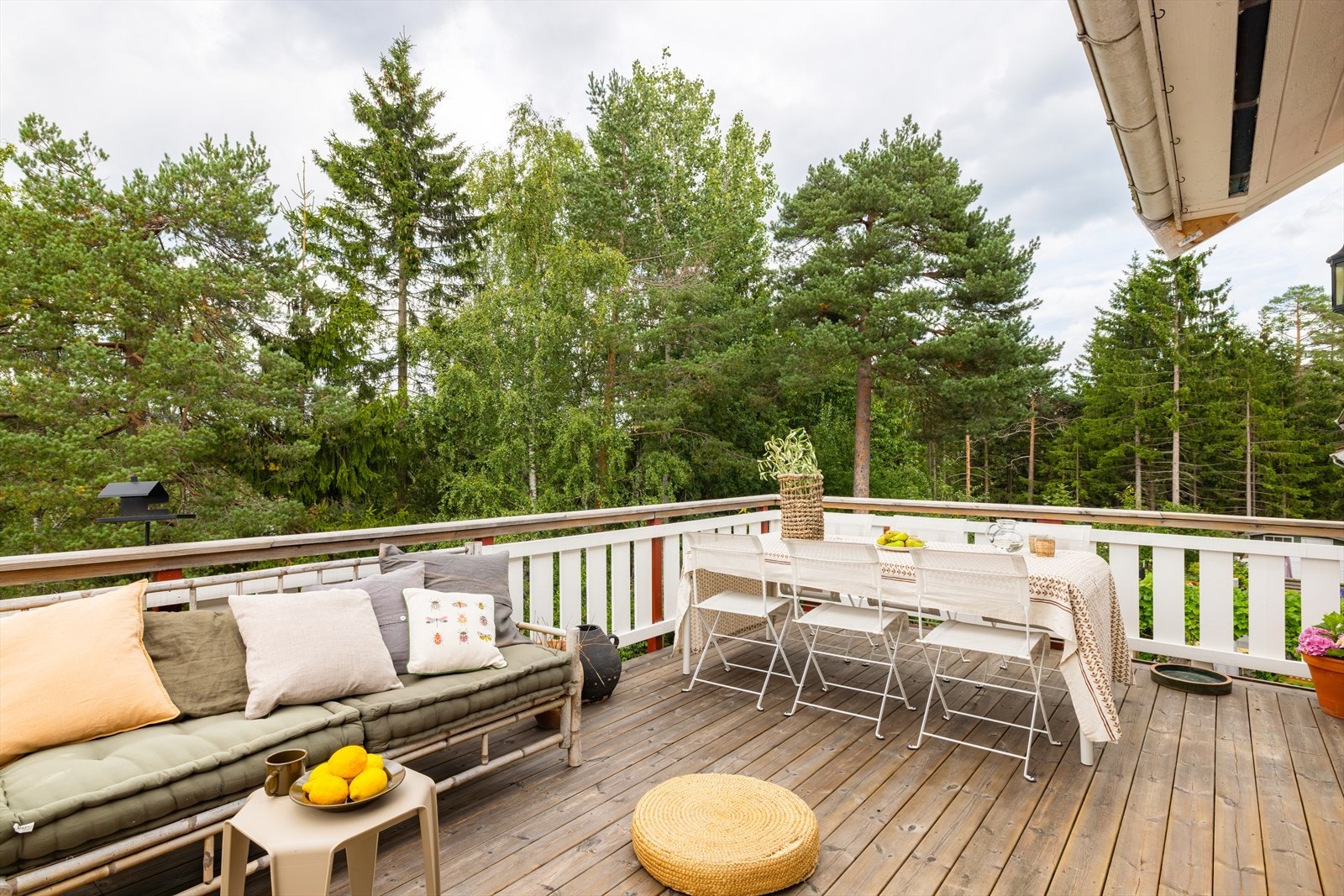 Boligen har flott utsikt fra stue og terrasse, med nærhet til natur, skiløyper og stier. Galleribilde