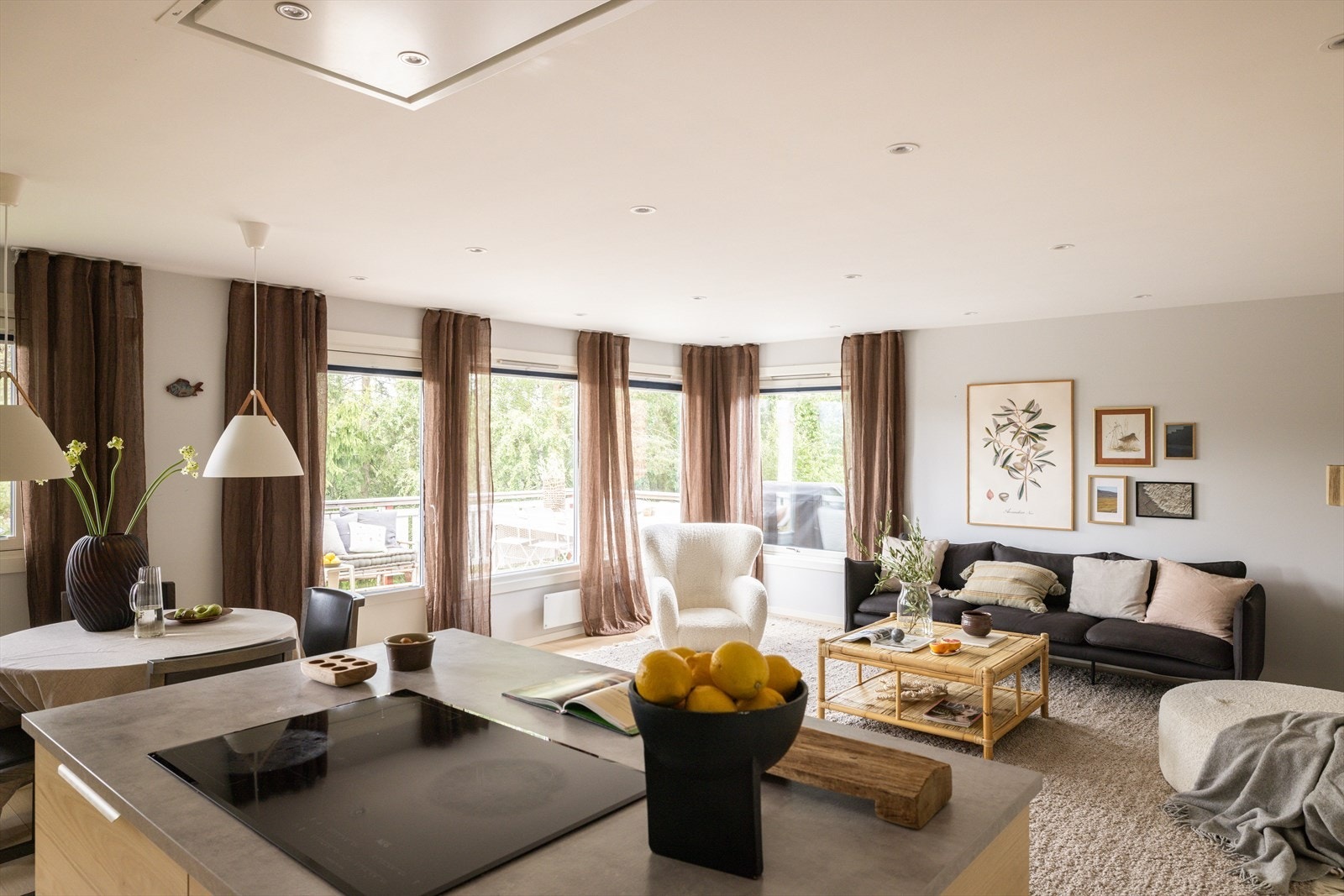 Planløsningen gir god plass til både sofagruppe og lenestol, supplert med en romslig spiseplass i tilknytning til kjøkkenet. Galleribilde