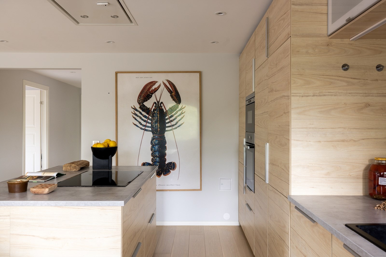 Kjøkkenet er utstyrt med integrerte hvitevarer, inkludert induksjonsplatetopp, stekeovn, mikrobølgeovn, oppvaskmaskin, kjøleskap og fryser. Galleribilde