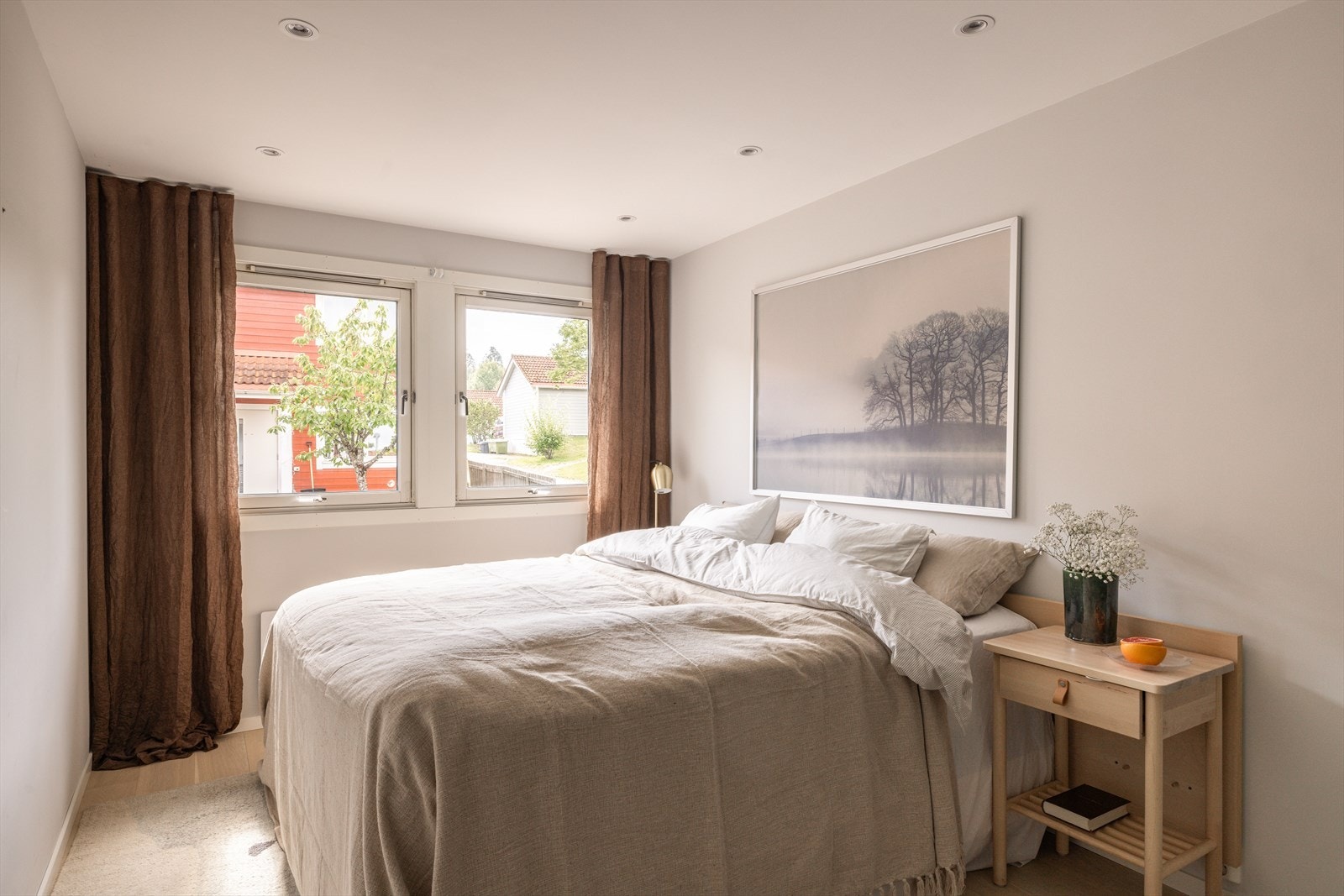 Rommene har parkett på gulv, malte overflater på vegger og himling med downlights. Galleribilde