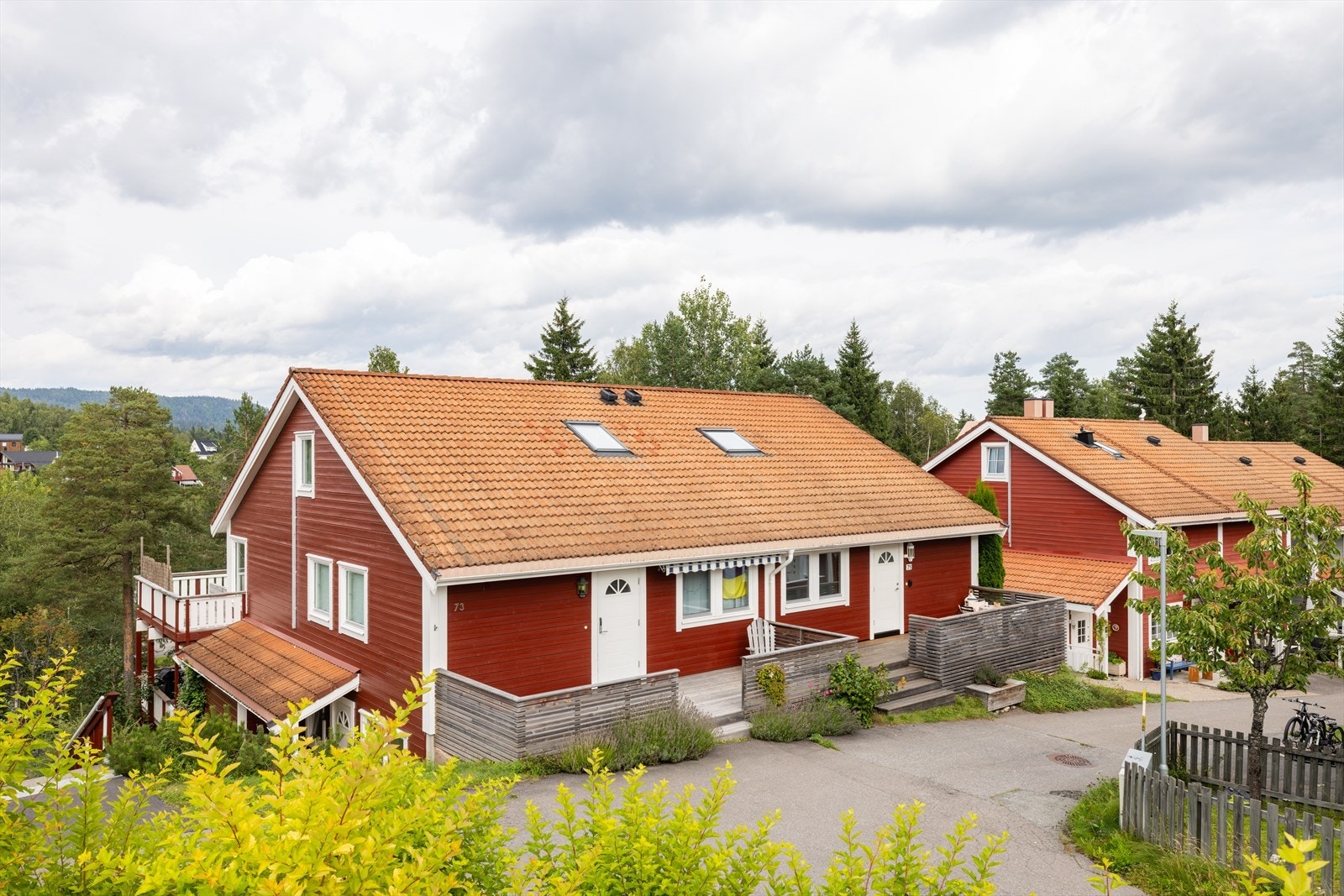 Leiligheten ligger i en 4-mannsbolig i byggets to øverste etasjer. Galleribilde