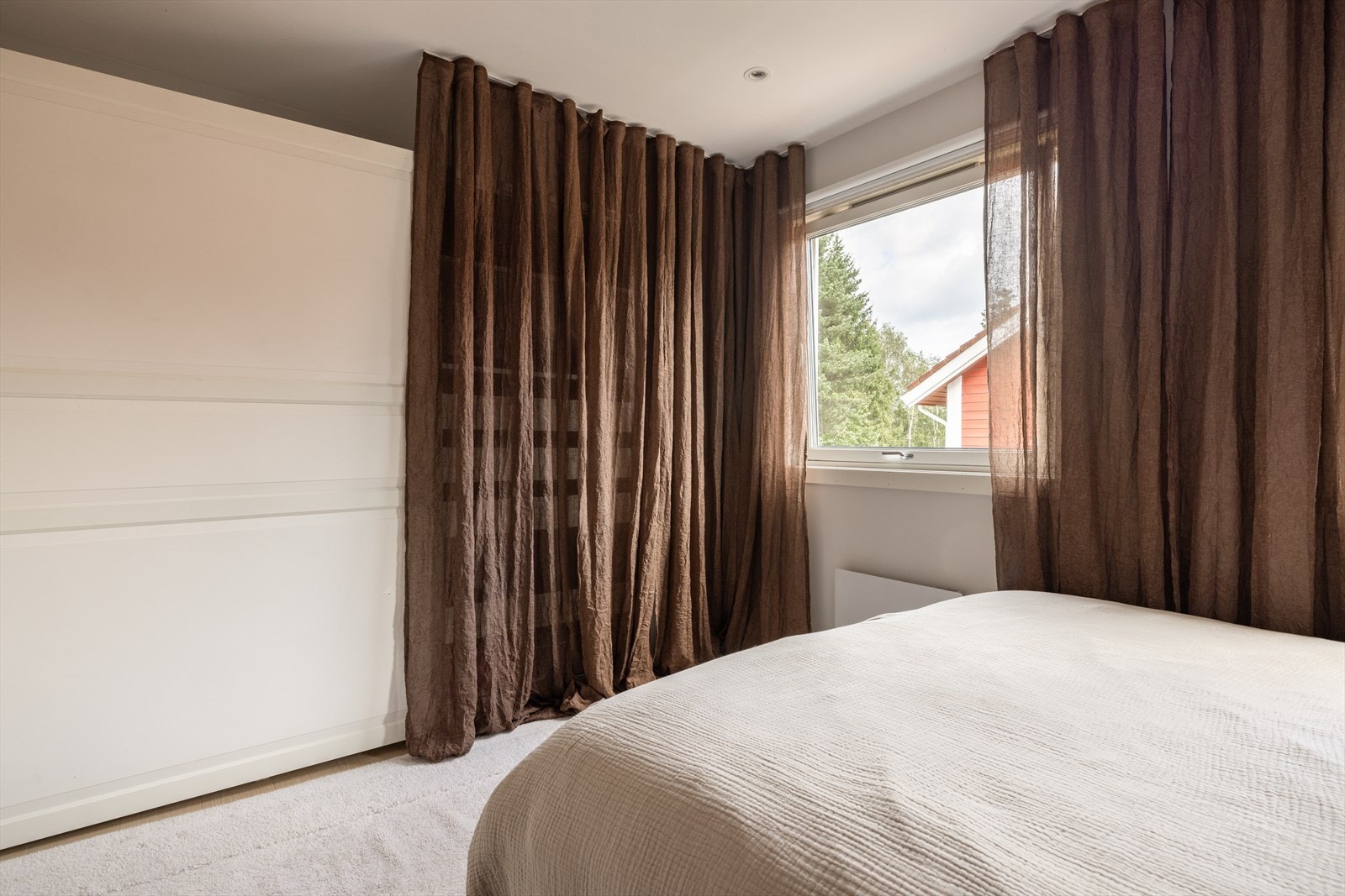 Det er garderobeskap langs vegg i begge rom, som gir gode oppbevaringsmuligheter. Galleribilde