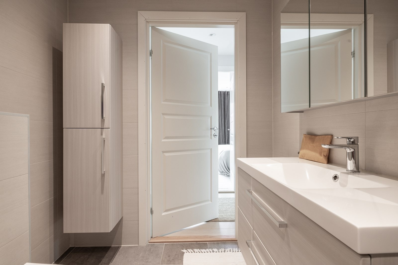 Her er det innredet med servantskap med nedfelt servant, speilskap med integrert belysning, samt et vegghengt klosett med innebygd sisterne. Galleribilde