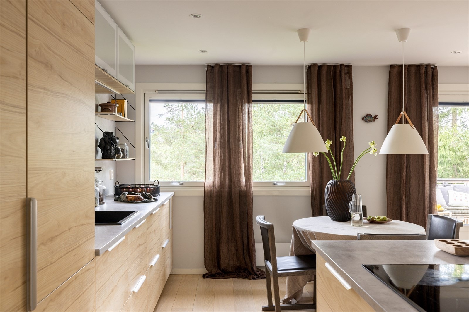 Innredningen består av kjøkkenøy, høyskap og underskap, som gir både rikelig med arbeidsplass og god oppbevaringskapasitet. Galleribilde