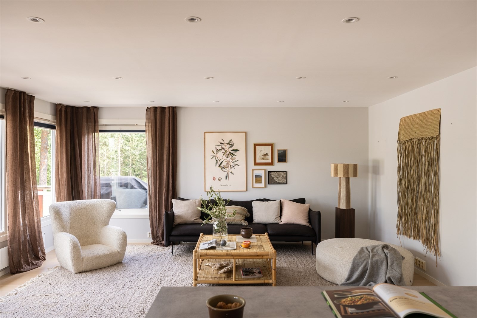 Rommet har parkett på gulv, malte overflater på vegger og i himling, samt downlights. Galleribilde