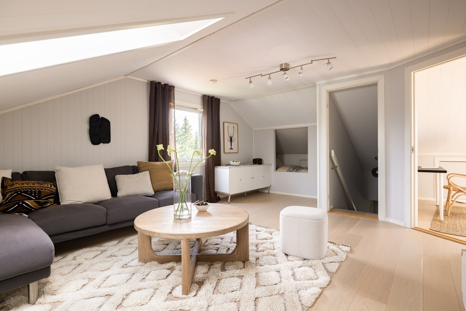 Loftsstuen i øverste etasje fremstår som et lyst og hyggelig ekstra oppholdsrom Galleribilde