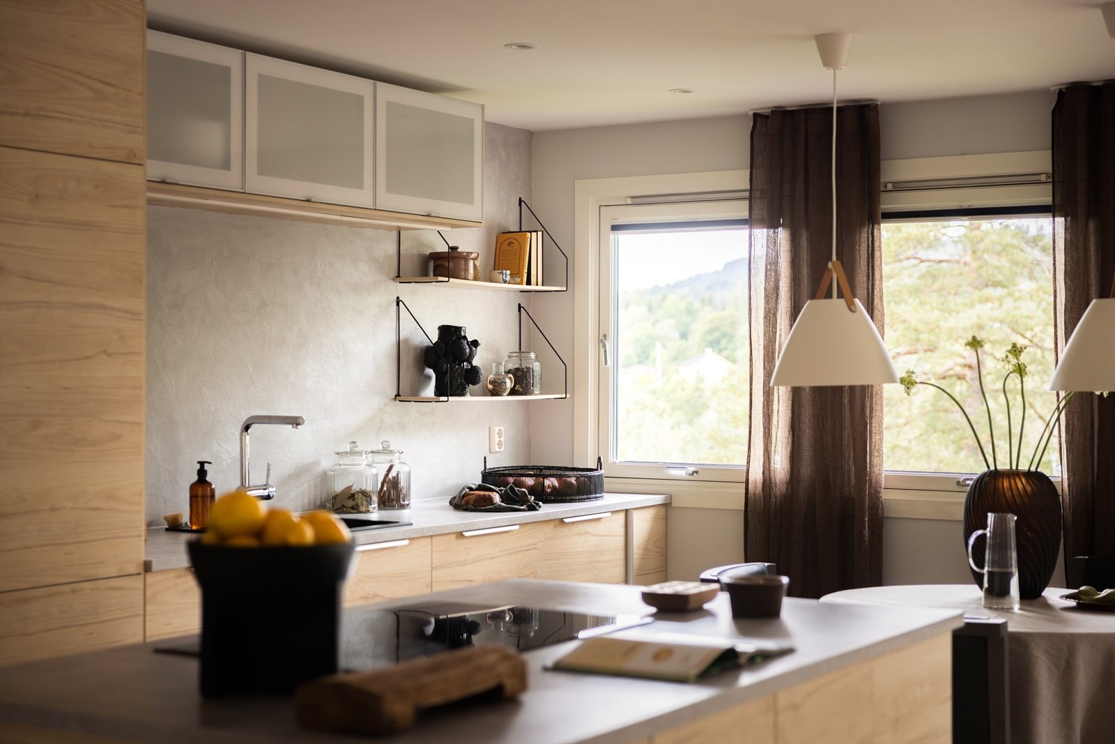 Kjøkkenet er fra IKEA (2019) og har en moderne og funksjonell utforming med glatte fronter. Galleribilde