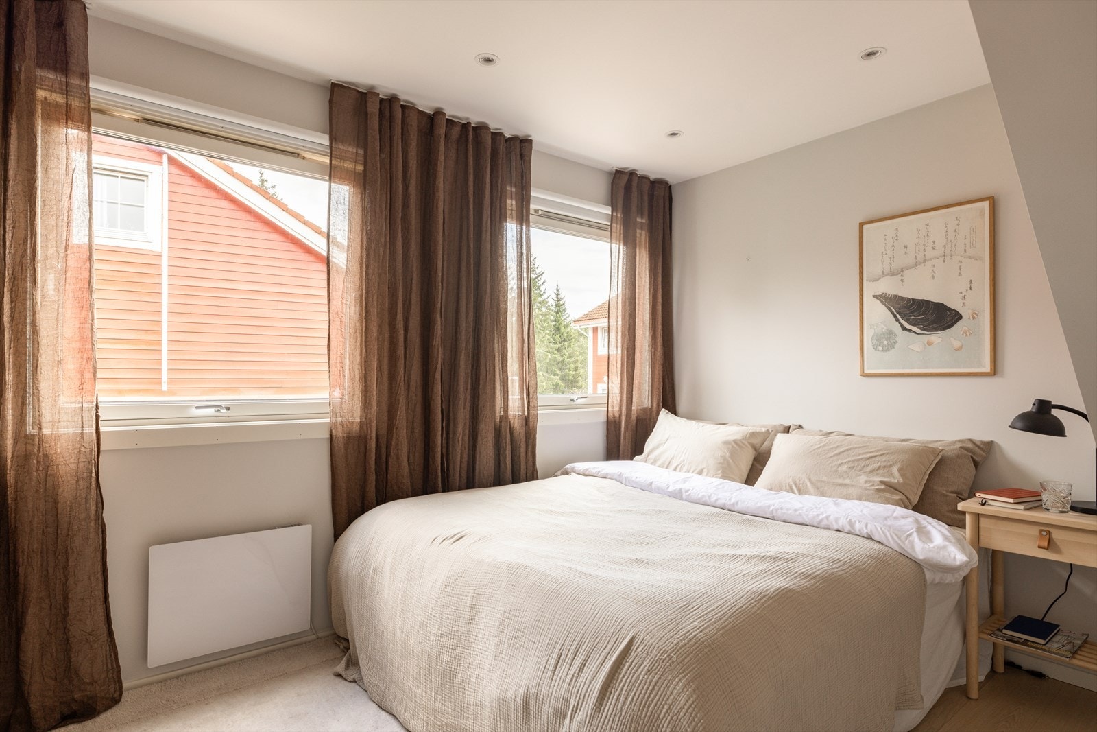 Begge soverommene i 1. etasje er romslige og gir plass til dobbeltseng. Galleribilde