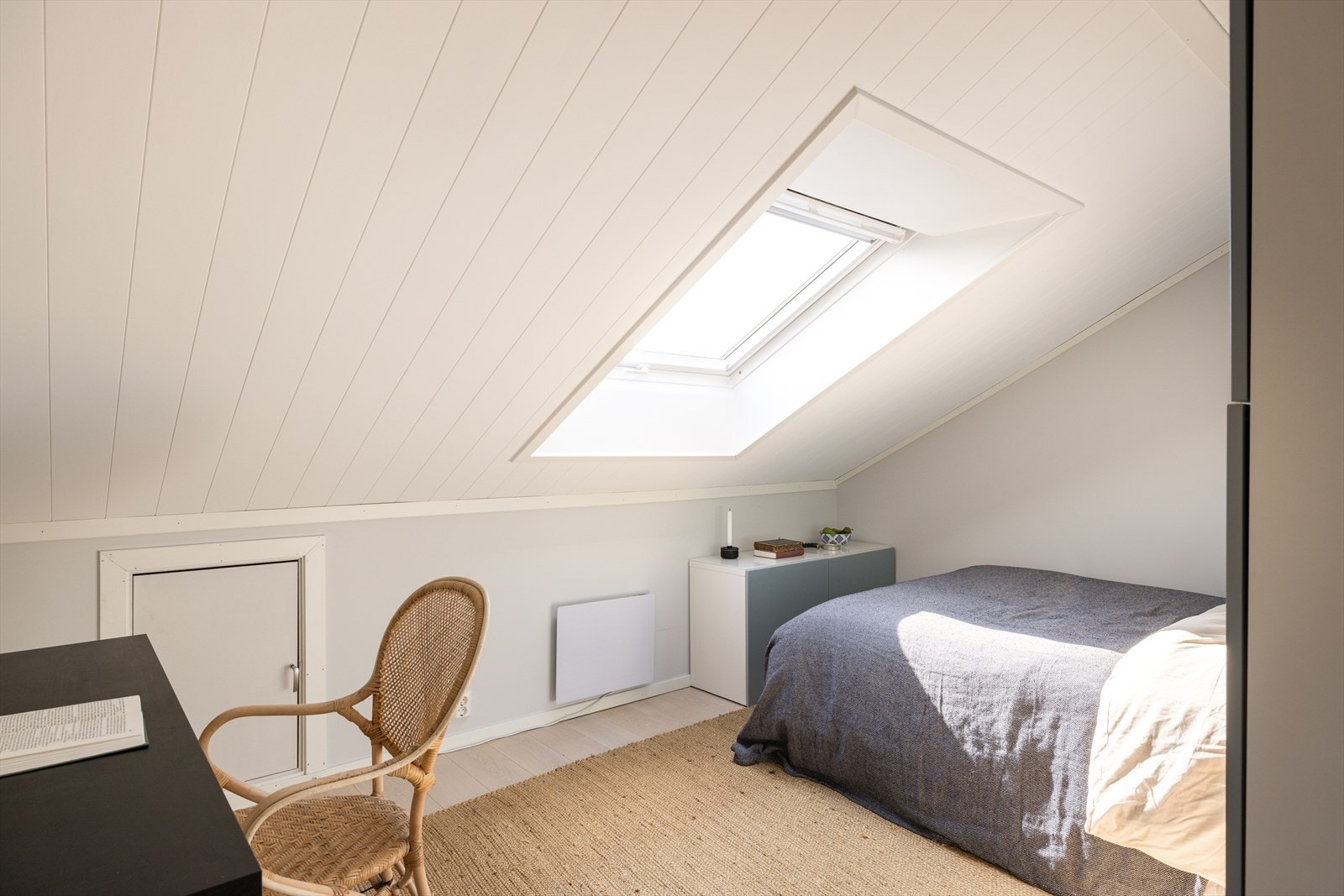 Soverommet i loftsetasjen har plass til en større seng, samt et skrivebord
' Galleribilde