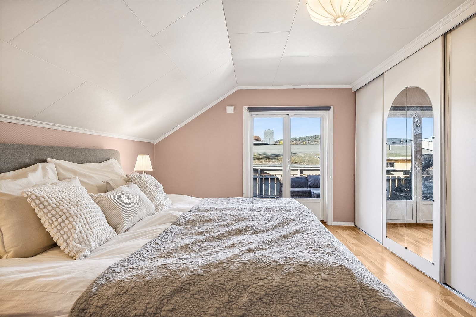 Hovedsoverom i 2. etasje med skyvedørsgarderobe. Galleribilde