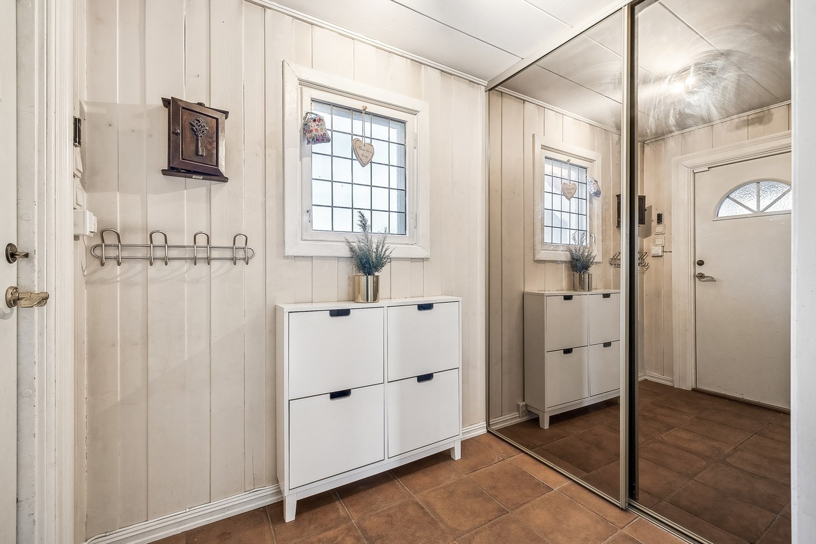 Velkommen inn i entré med skyvedørsgarderobe. Galleribilde