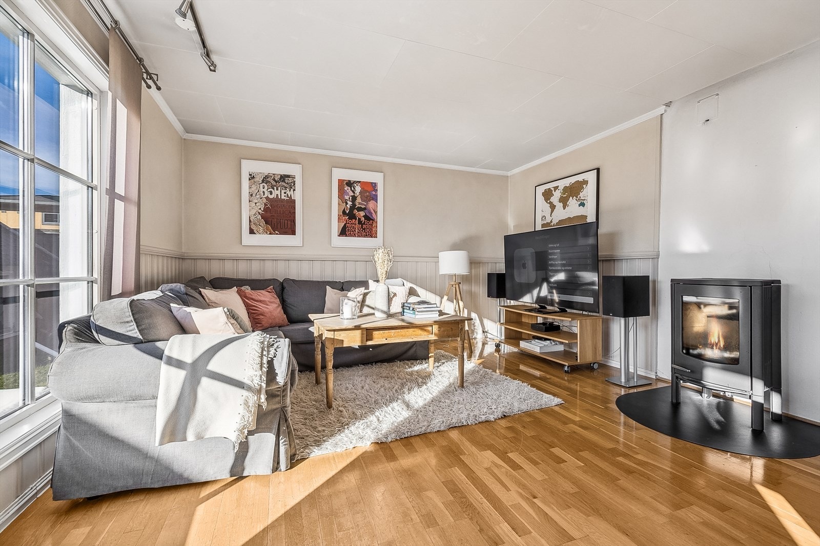 Vedfyring i stuen. Galleribilde