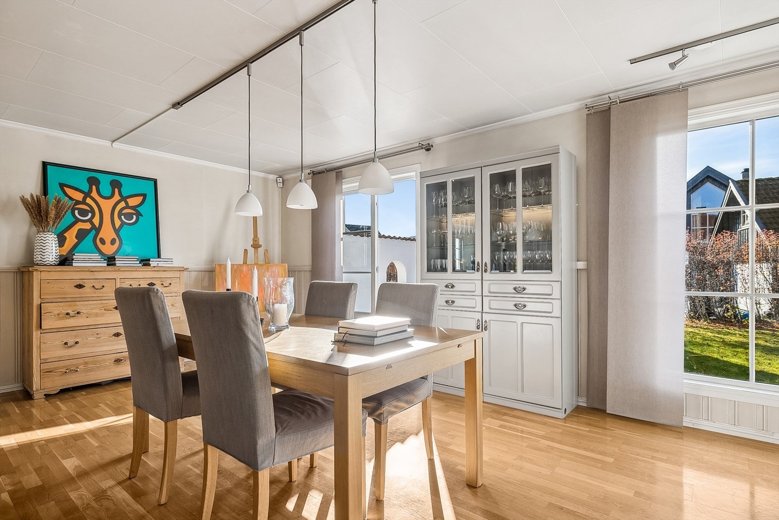 Spisestue i tilknytning til kjøkkenet. Galleribilde