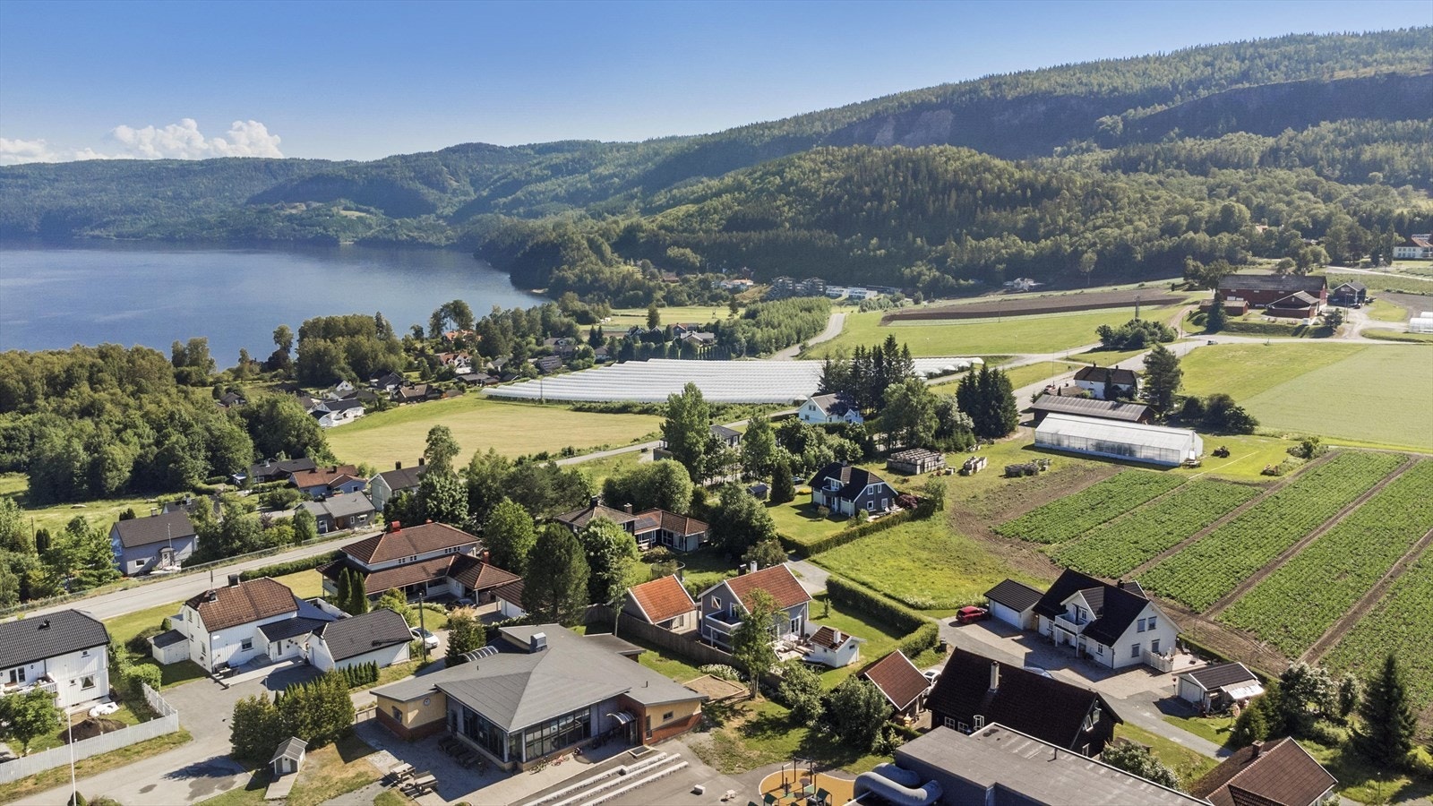 Eiendommen er beliggende i naturskjønne omgivelser i Sylling. Kort vei ned til Svangstrand. Galleribilde