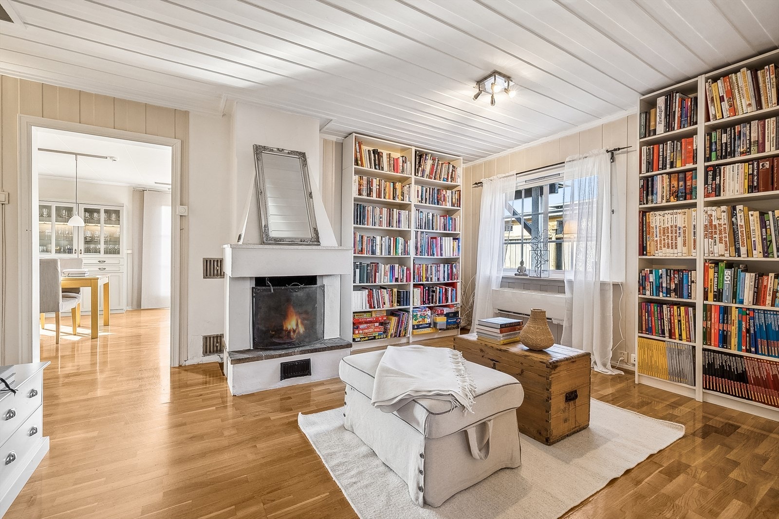 Fra stuen/bibliotek kommer man videre inn til stue/spisestue. Galleribilde