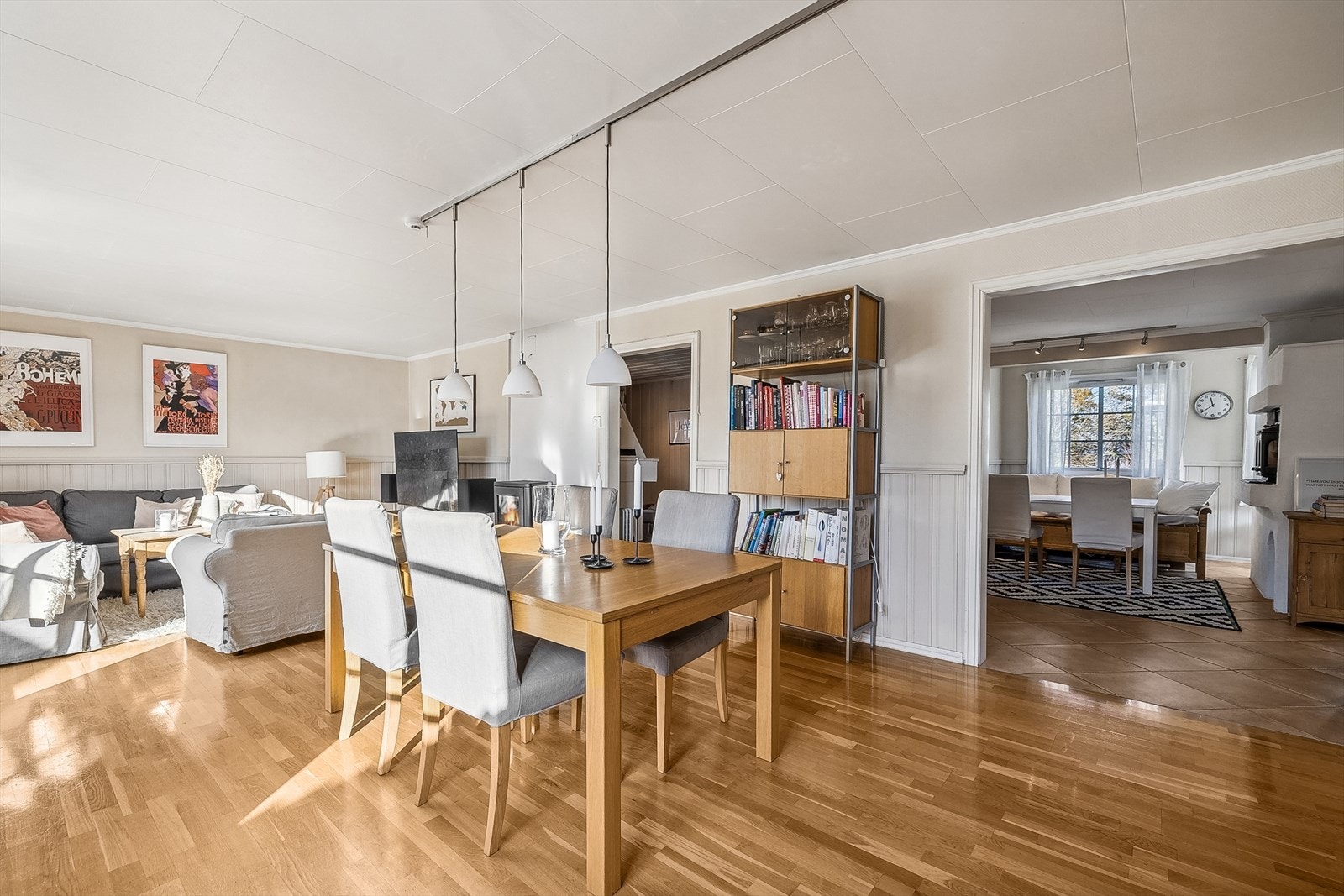 Stue og spisestue i tilknytning til kjøkkenet. Galleribilde