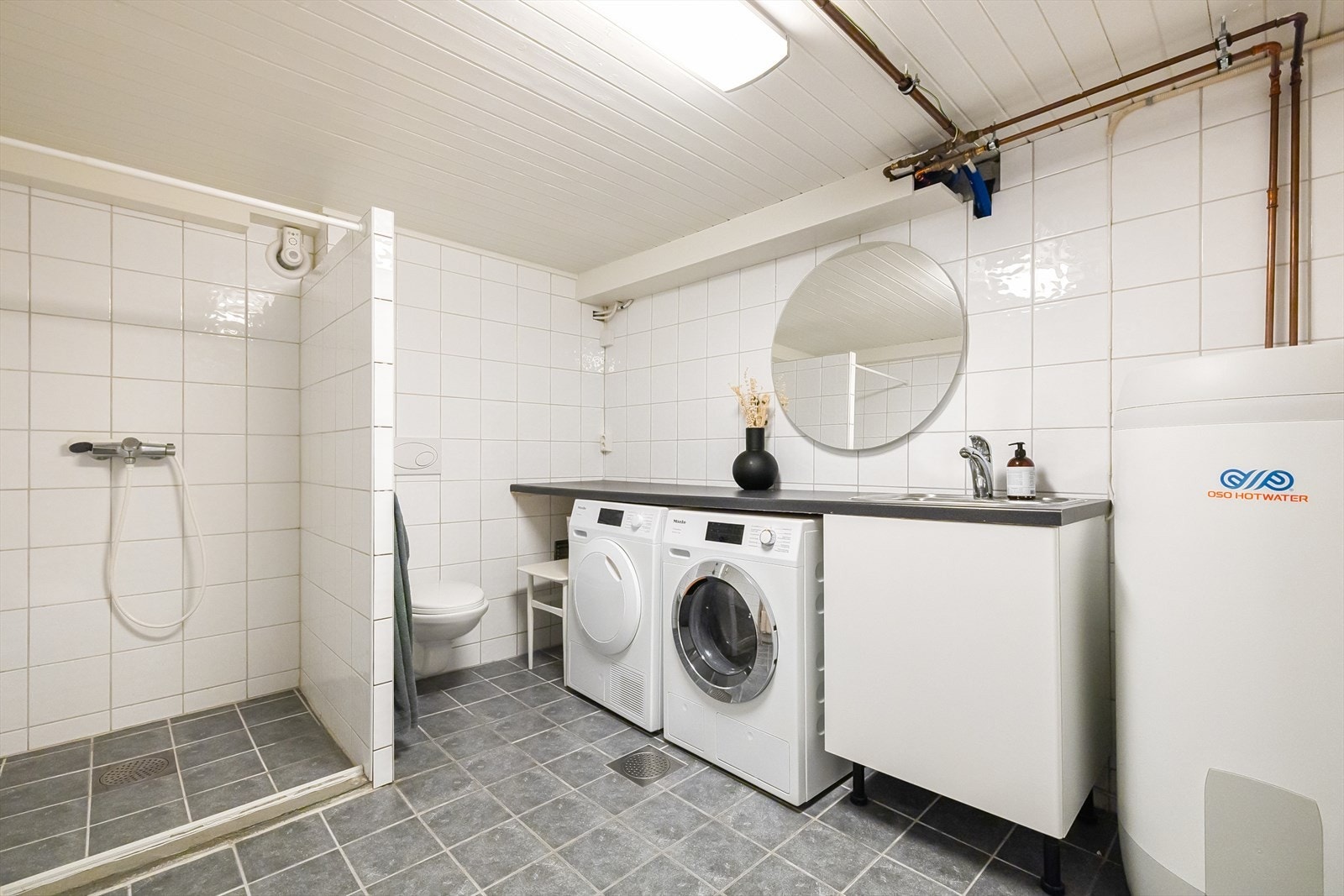 Bad/vaskerom i kjelleren. Galleribilde