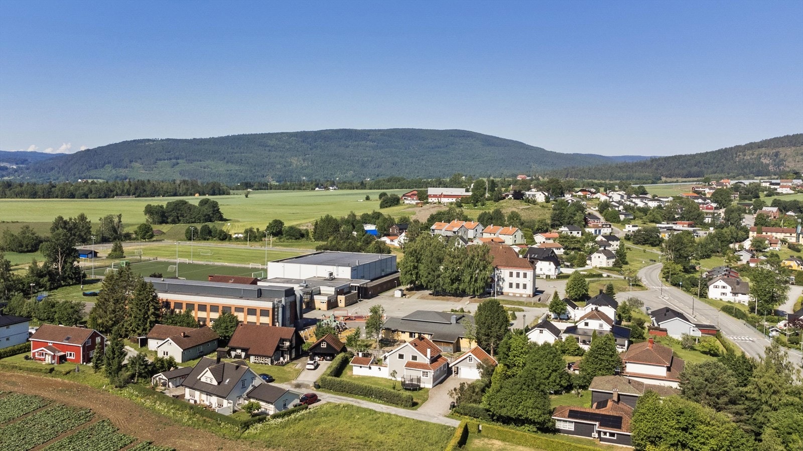 Eiendommen ligger rett ved Sylling skole og idrettsanlegg. Galleribilde