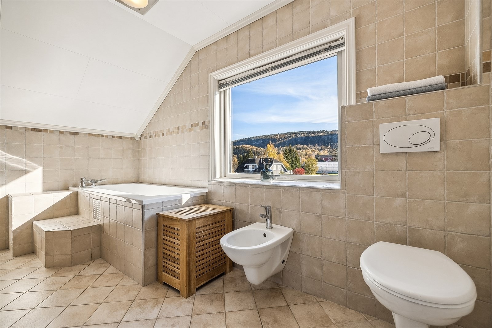 Baderommet i 2. etasje har badekar. Galleribilde