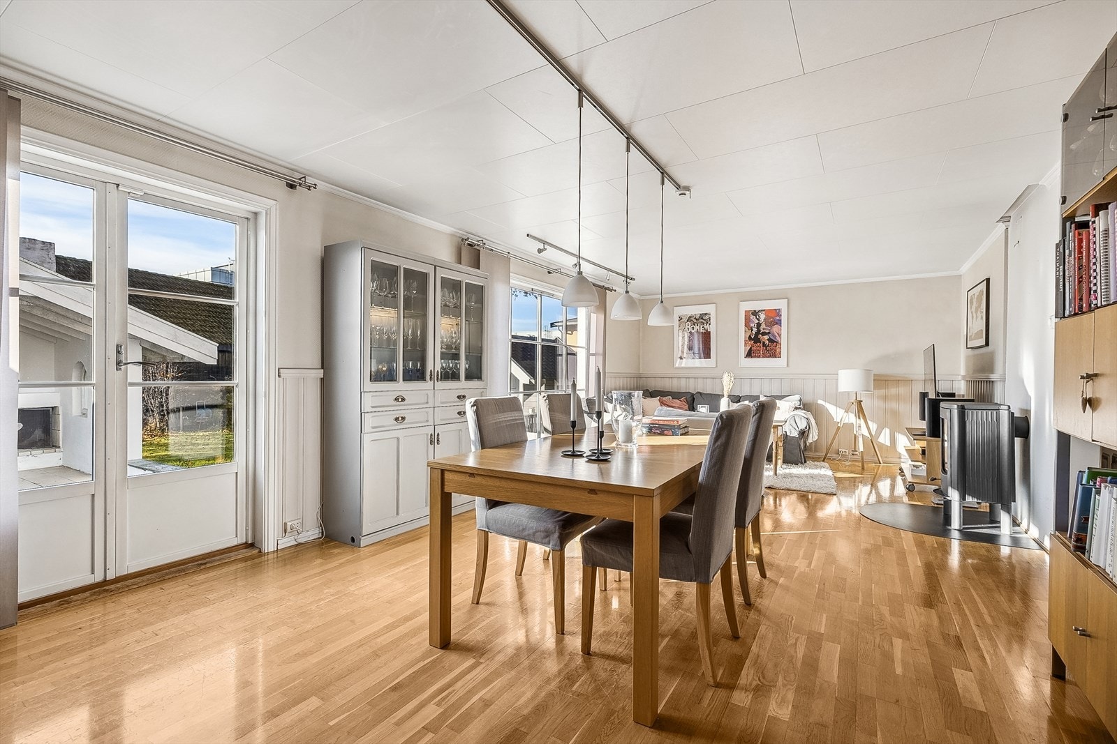 Fra spisestuen er det utgang til hagen og sommerstuen. Galleribilde