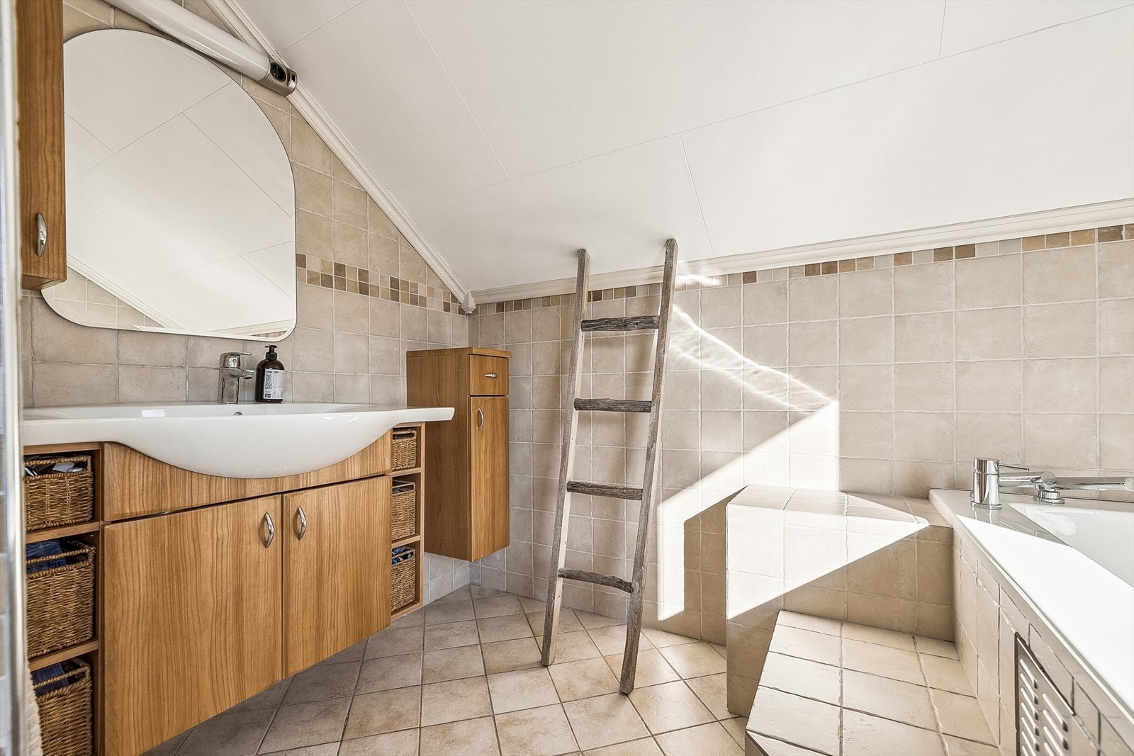 Flislagt baderom i 2. etasje. Galleribilde