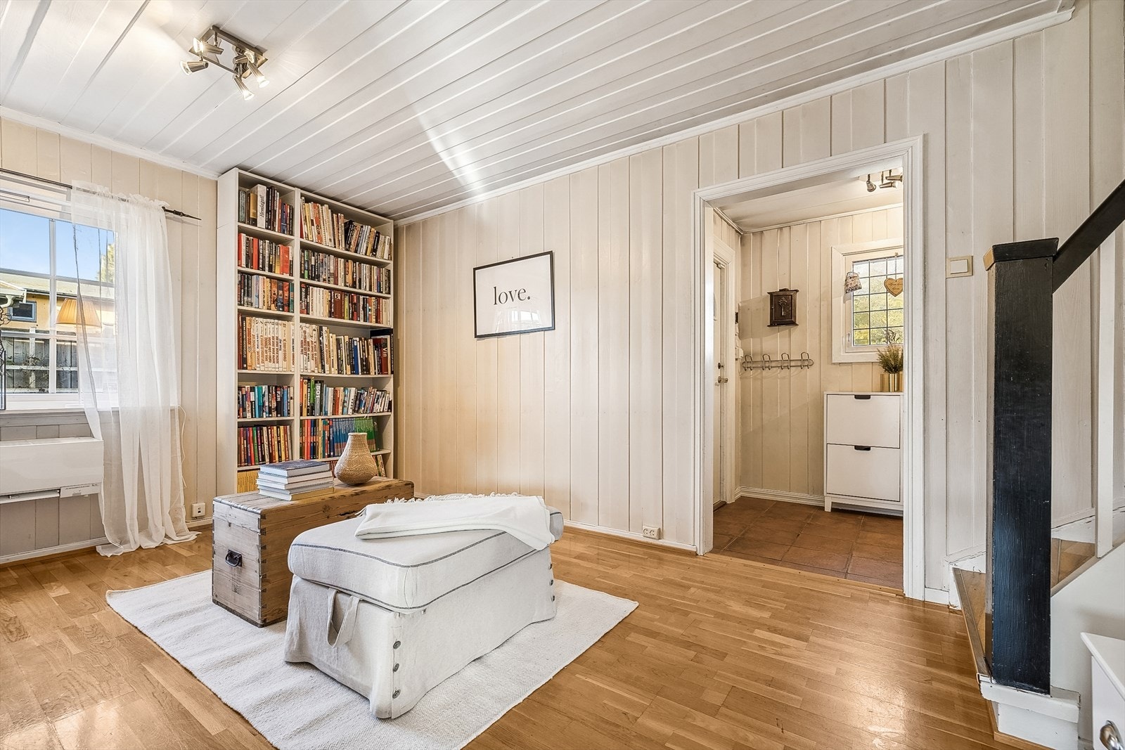 Fra entréen er det videre inngang til trapperom og stue. Galleribilde