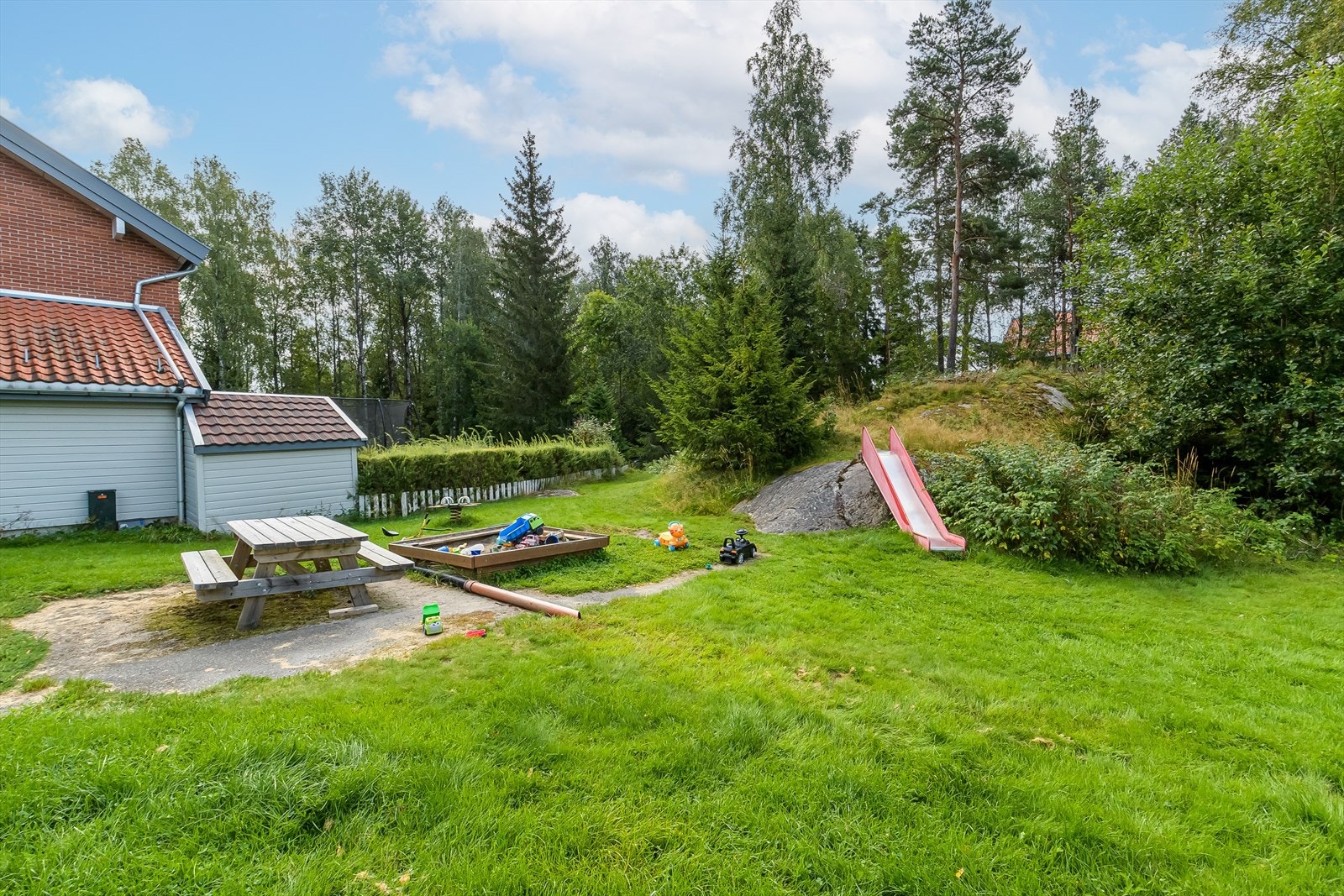 meget grønne og frodige fellesareal Galleribilde