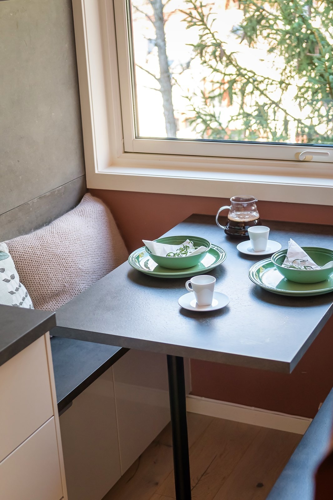 Her kan du starte dagen med en god kopp kaffe eller nyte en avslappet frokost. Galleribilde