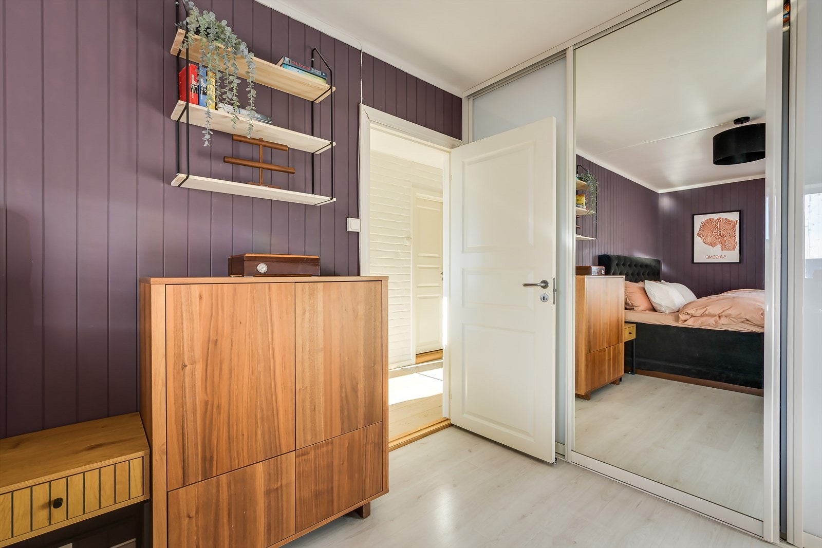 Det er rikelig med lagringsplass i den store skyvedørsgarderoben som følger med. Galleribilde