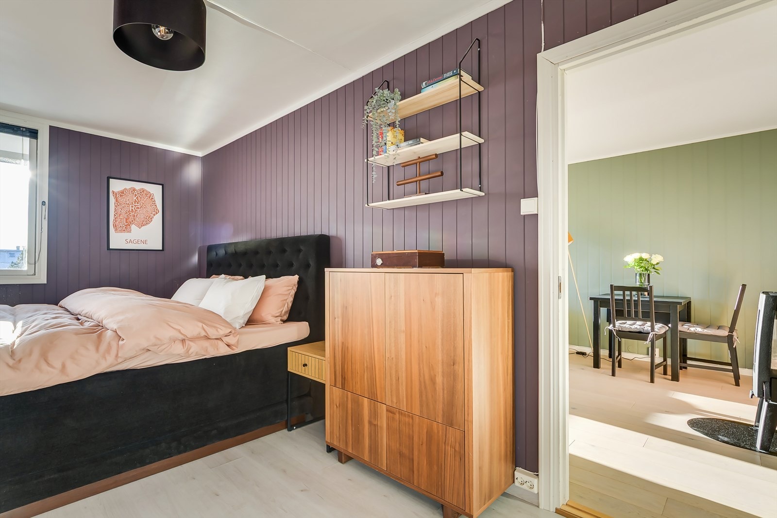 Rommet er av god størrelse med plass til ulike møbler. Galleribilde